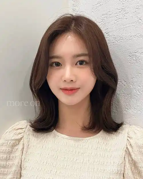 这种发型适合日常生活和正式场合,既不失端庄,又不失时尚感.