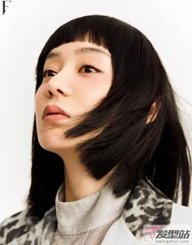 黑色的顺直齐肩发型,搭配眉上齐刘海,简约的造型又完全不失时尚感