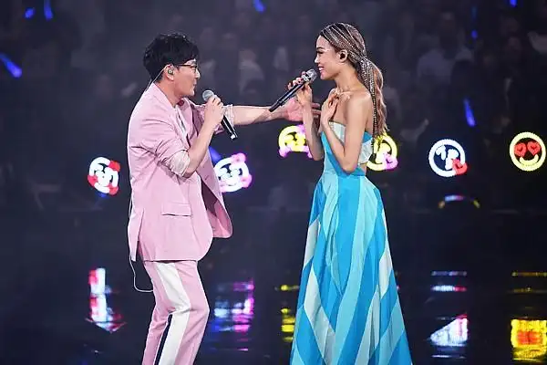 容祖儿红馆开唱第八场 拉座上宾张信哲开金口,全场喊帅!