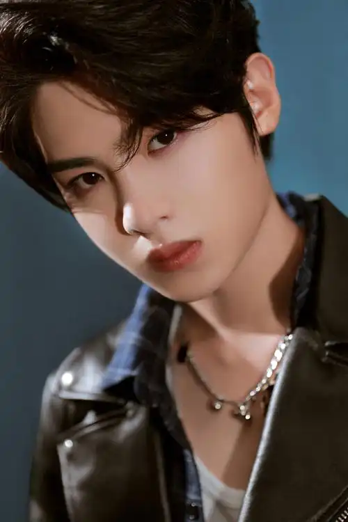 黄明昊摇滚皮衣造型##99划算夜