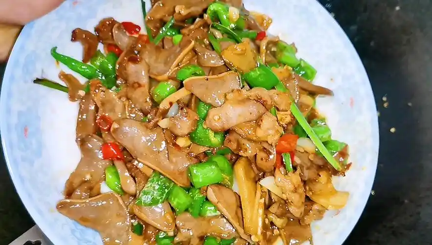 广东南雄家常酸笋炒猪舌头,酸辣开胃下饭下酒的必备菜