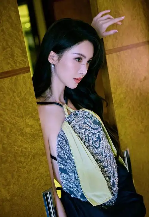 金晨这个原来是个裙子第一眼看以为姐姐穿了碎钻肚兜呢