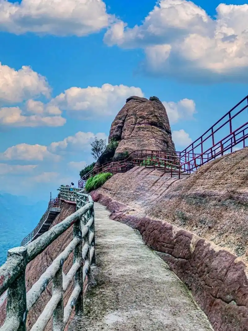 江西上饶龟峰一峰多景无峰不成景