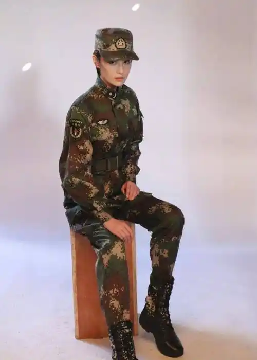 张馨予婚后大变,齐耳短发穿军装太飒,男女通吃_显得_军嫂_老公