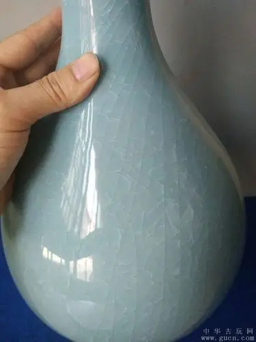 少见的宋代官窑冰裂纹瓷瓶