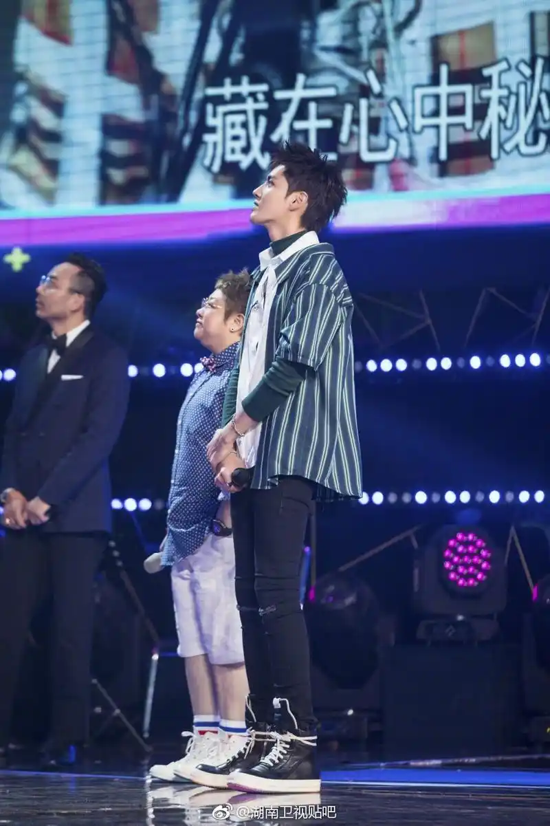 吴亦凡竟然在《我想和你唱》现场向两位女孩子直呼小宝贝?