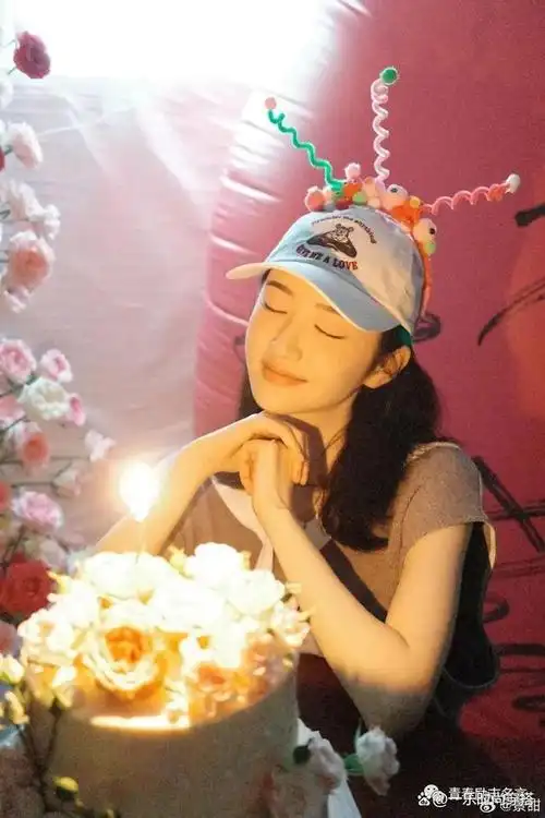 景甜晒35岁生日庆生照,戴可爱发卡对蜡烛许愿温柔甜美
