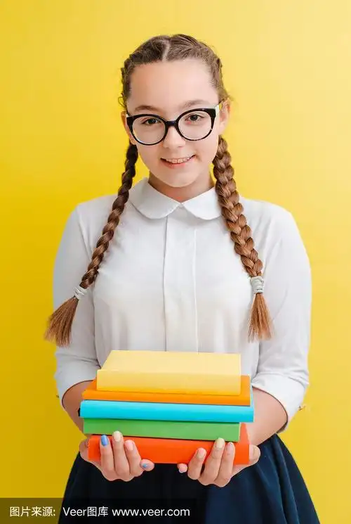 一个戴眼镜的女学生的肖像与课本在黄蓝色的背景在工作室.