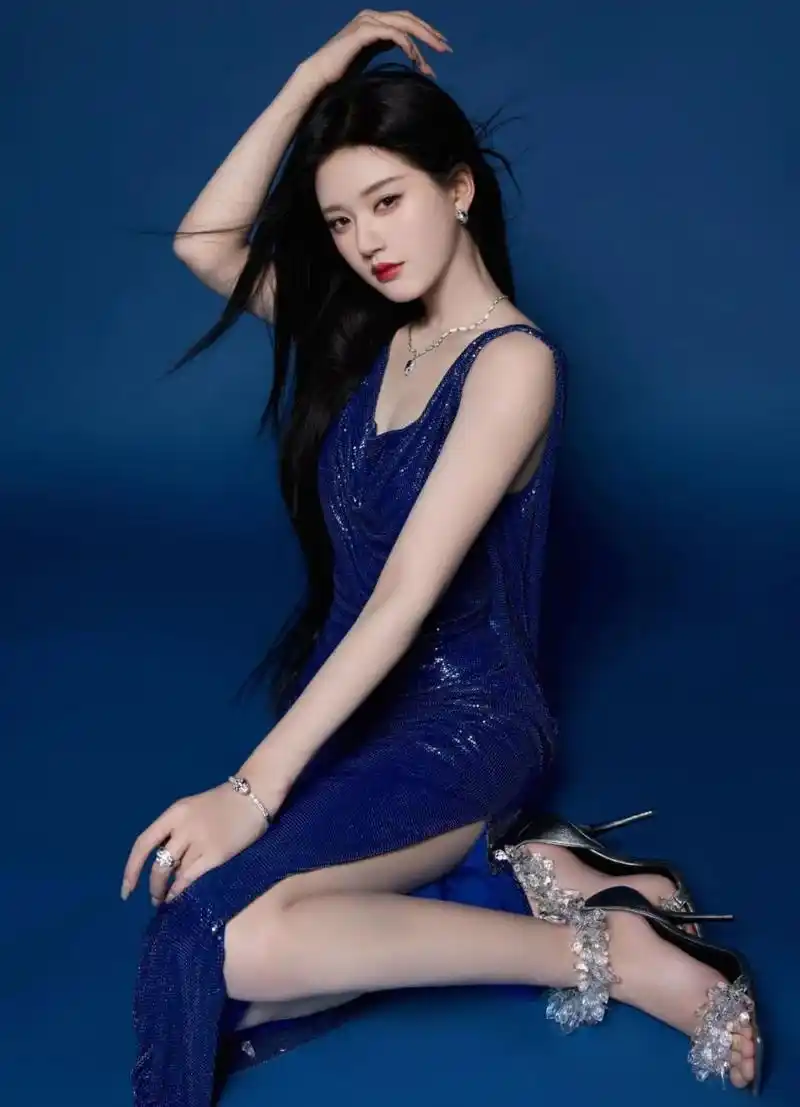 赵露思～蓝色吊带裙造型很好看啊,蓝色真的好显白哦[嘻嘻][嘻嘻]