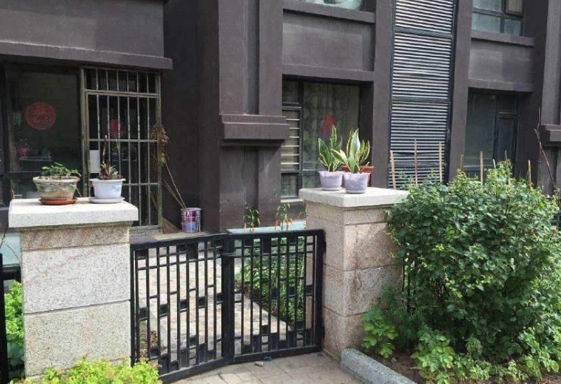 买了一楼准后悔?房产朋友说:有钱人都抢着买一楼的房子