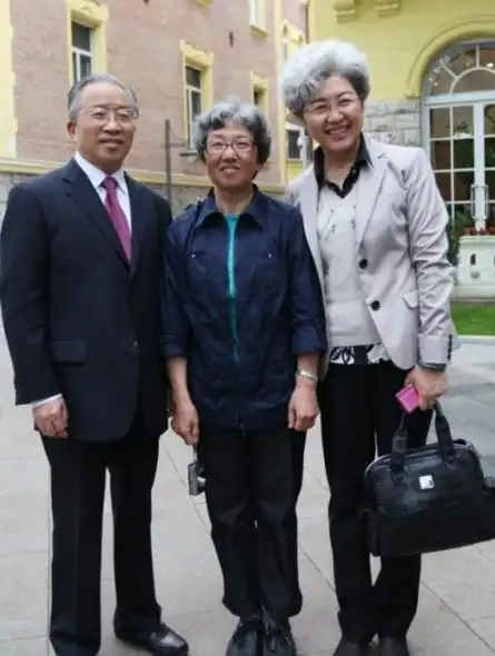 揭秘两会"冻龄女神"傅莹:现代知识女性模板