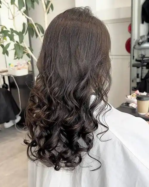 过肩长发这样烫大卷,发根保留10厘米直发,自然时尚不夸张|发型|发色