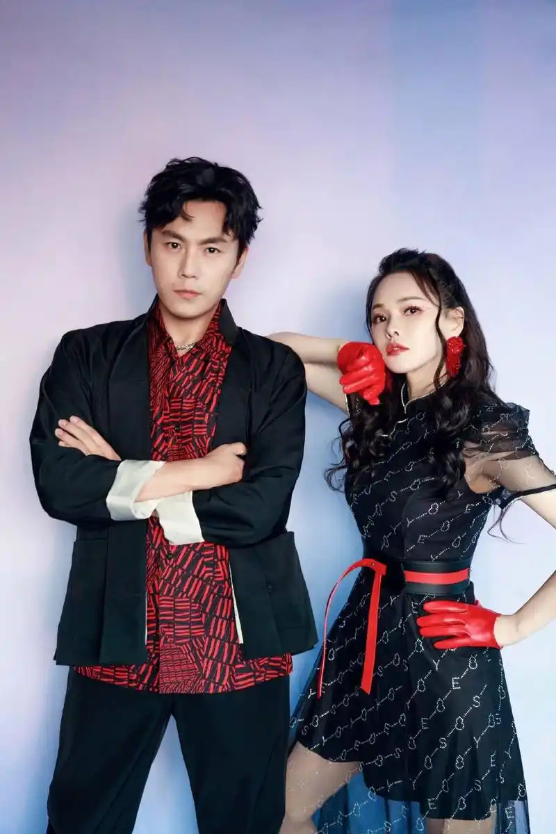 秦昊的老婆:伊能静的传奇人生 秦昊的妻子伊能静,这位才华横溢的台湾