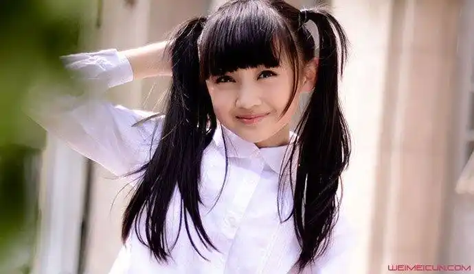 曲芷含家有钱吗 其父母照片曝光曲芷含为什么改名 - 明星 - 唯美村