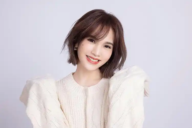 杨丞琳情人节写真释出 穿白毛衣温暖纯净笑容亲和