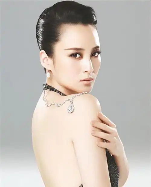 蒋勤勤:多重身份的演员重庆女演员蒋勤勤,因其独特的气质和才华而在