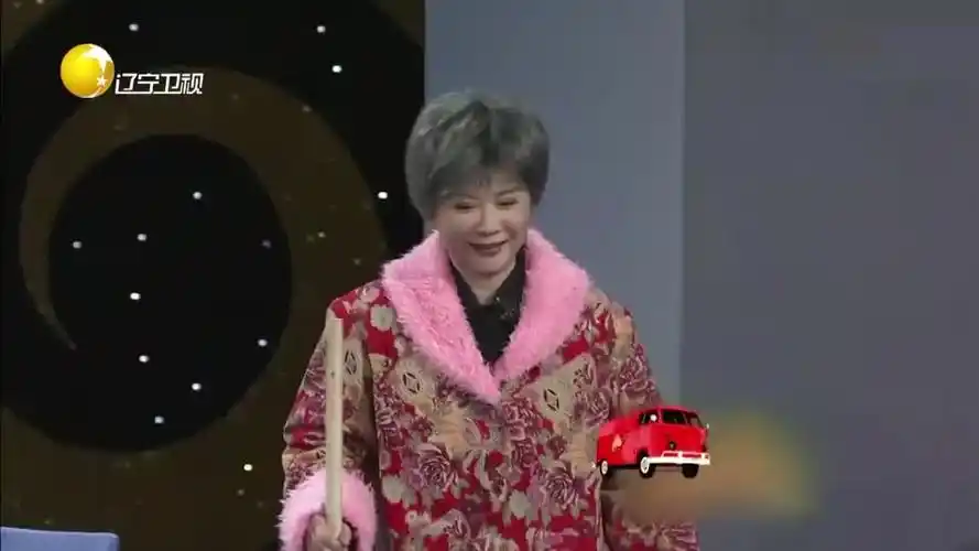 小品《天网恢恢》:警花蔡明卧底骗子公司,颠覆形象笑果爆棚