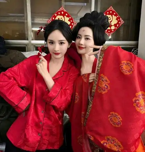 杨幂张小斐深夜挽手聚餐关系引发争议网友辣评谁红跟谁玩