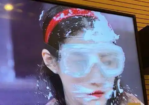 关晓彤录节目又被整泡沫糊一脸只能卸妆网友疯狂截图发鹿晗