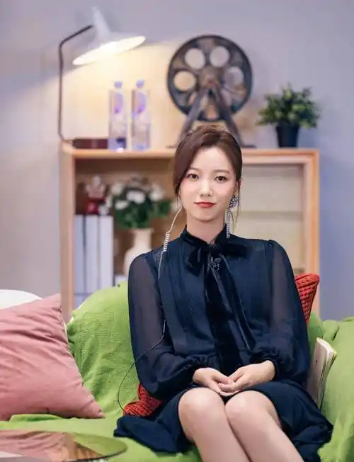 王珞丹蕾丝开衩短裙搭配高跟鞋的宣传照,清新优雅_五官_身材_风格