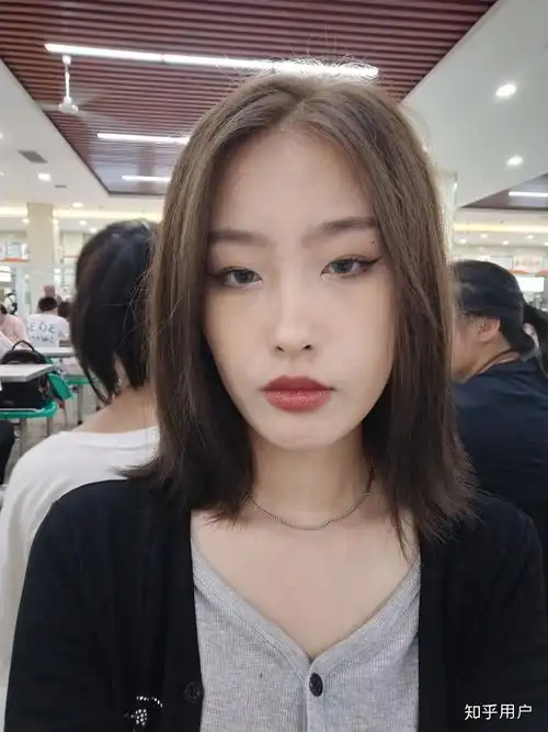 长脸中庭长鼻子大的女生适合什么发型