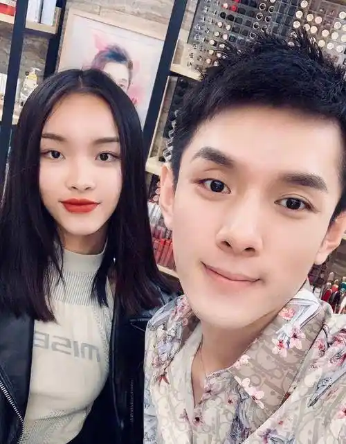 原来刘柏辛这个妹妹不是认的,她还真是李佳琦的亲戚!