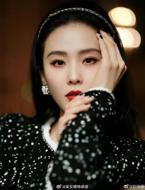 刘诗诗身着黑色亮片套装拍大片秀纤细美腿气质佳