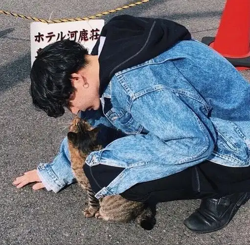 真的猜不出来他平时到底是什么类似的男生,老实说看他ins的照片,尤其