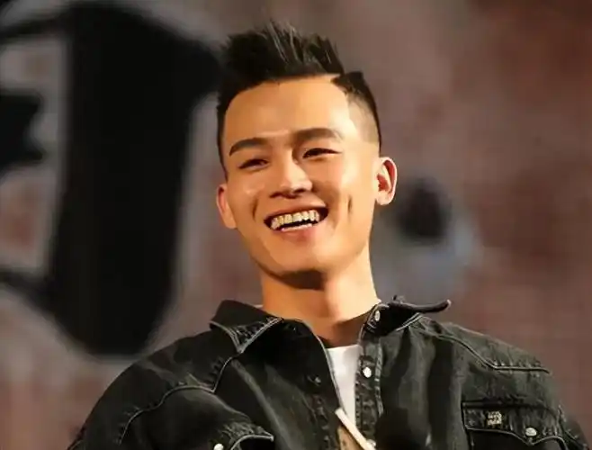 同时有着海清单膝表白,然而欧豪还是没有敌过家世优渥的华晨宇