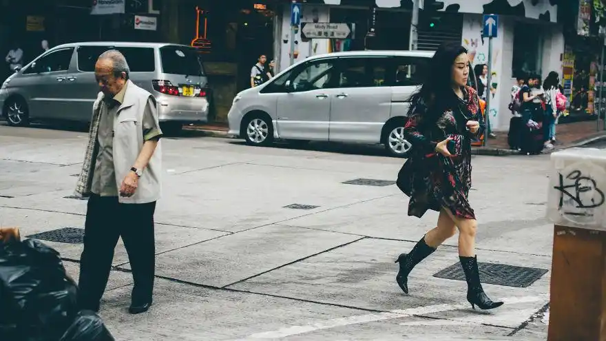 人潮涌动的香港街头 感受高密度人口的城市空间