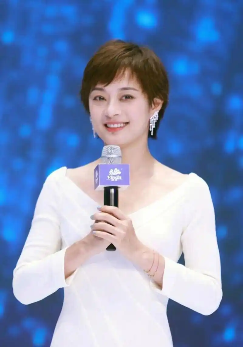 孙俪,原名孙丽,1982年9月26日出生于上海市,5岁开始学习舞蹈.