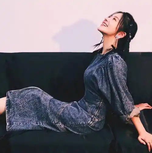 同样紧身的衣服,让杨子姗的身材显得更加突出.