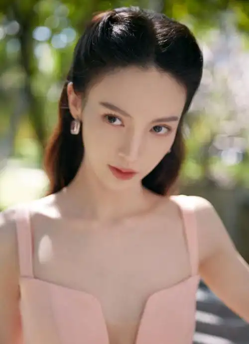 金晨示范的长卷发造型,还带着端庄大方的感觉,特别适合被用来应对正式