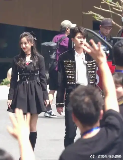 奔跑吧新路透蔡徐坤angelababy同框似王子公主被喊话后露害羞