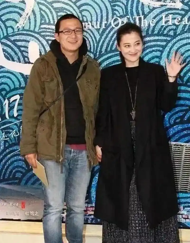 梅婷和二婚老公曾剑同框出席活动,一袭黑色出镜优雅端庄,老公则穿的更