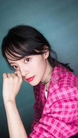 女团风的张嘉倪美呆了!粉色长发配高级感穿搭,一点不像35岁的人