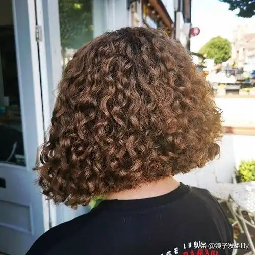 今秋减龄冷烫款(今冬流行满头烫)(18)