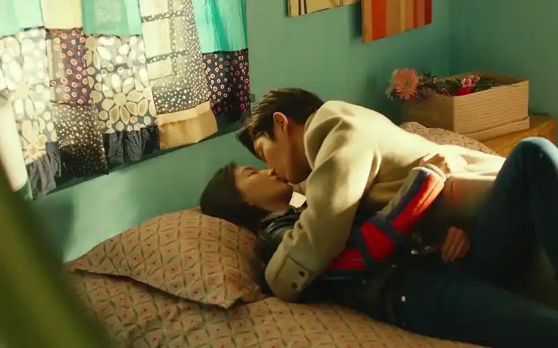 周冬雨吻戏合集