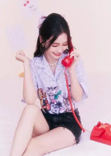 baby戴蝴蝶结气质清甜温婉 表情呆萌可爱美腿吸睛