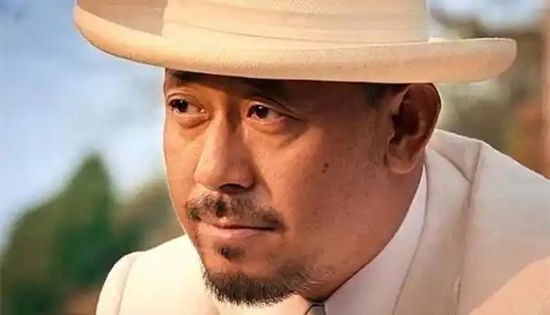 1986年,姜文在拍电影《芙蓉镇》时认识刘晓庆,姜文比刘晓庆小10岁