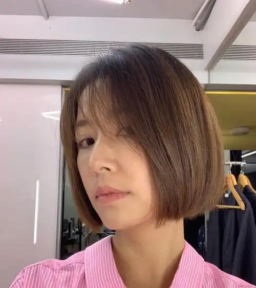 林心如的新发型惊艳!齐耳短发逆龄如少女,与长发相比风格大变