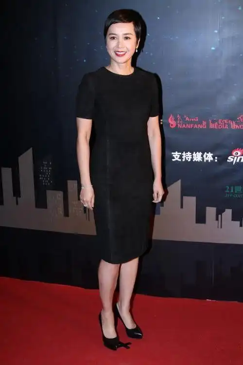 蒋雯丽穿衣风格开放度与年龄成正比这蕾丝裙的镂空度达50