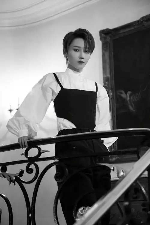 身穿dior 2023春夏系列的@刘雨昕亮相今晚即将到来的秋冬女装大秀