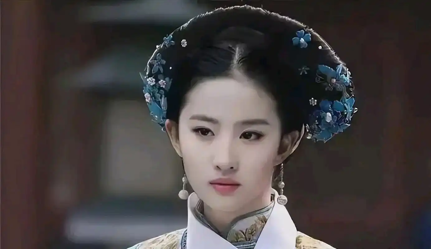 刘亦菲拍摄的清代嫔妃造型照引发了广泛的关注!她的颜值令人叹为观止.