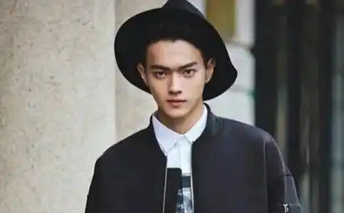 许凯走红前泳装模特照遭曝光,网友大呼"出道前的他长这样"?