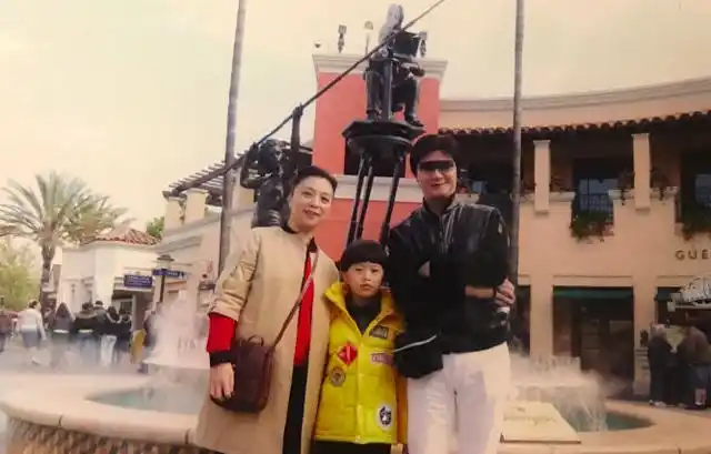 范丞丞多张童年旧照罕见曝光,圆脸单眼皮,和范爸爸太像了