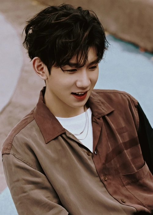 "王源粉色短发,对爱与快乐的理解,哪个更圈粉?