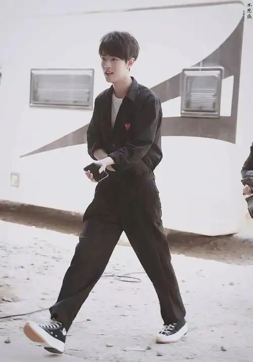 肖战劈叉式走路太抢镜了,强化骨骼力量的"大步幅步行法"请收下!