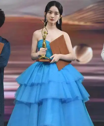 赵丽颖又瘦了!直角肩超明显,蓝色网纱裙气场霸气