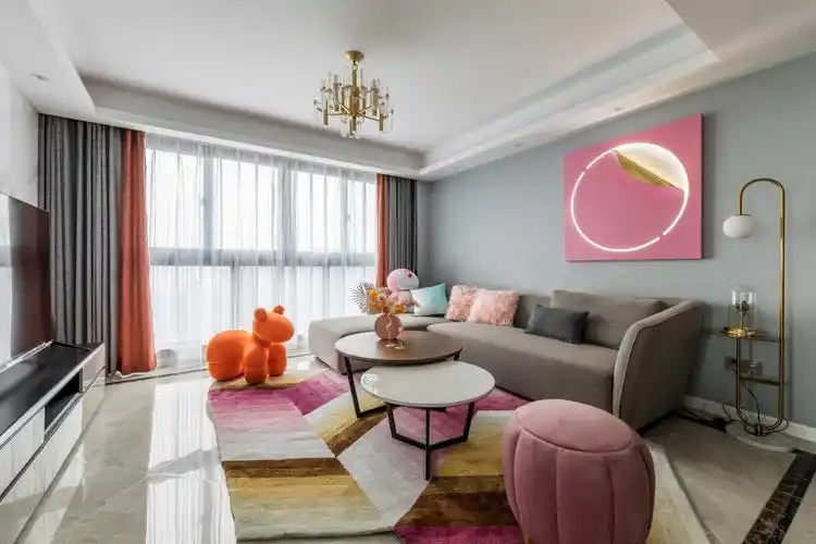 灰粉色彩下的梦幻之家